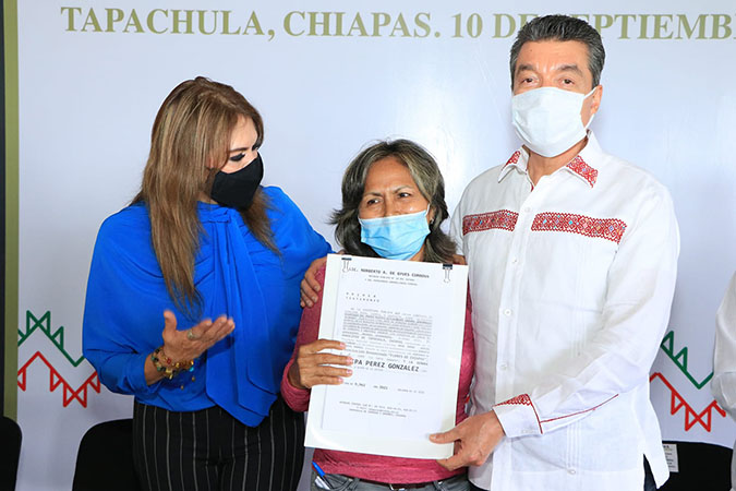 Con entrega de escrituras públicas, se brinda certeza jurídica a familias  de Tapachula: Rutilio Escandón – Escena Chiapas – 