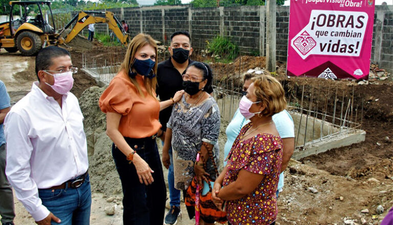Con obras de alcantarillado sanitario, dren pluvial y agua entubada